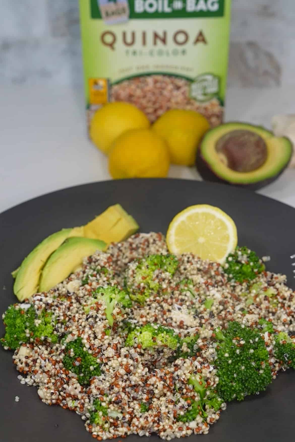 This lemon garlic quinoa bowl combines quinoa with chicken, vibrant steamed broccoli, creamy avocado, and a zesty lemon garlic dressing.