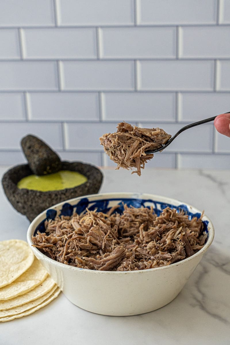 Ponga la carne deshebrada en el horno para asar durante 5 minutos. Esto hará que los extremos de la carne queden crujientes y le dará una textura deliciosa. Servir. Saca la carne del horno y decora con cilantro picado. Puede agregar el jugo del cerdo. Disfrute esta Instant Pot Carnitas de Puerco. 