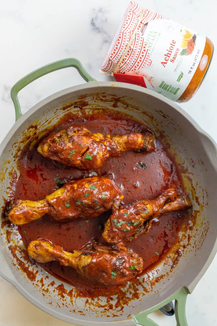 Estas Piernas de Pollo en Achiote estan preparadas con muslos, pasta de achiote, jugo de naranja, aceite de oliva, sal y pimienta.