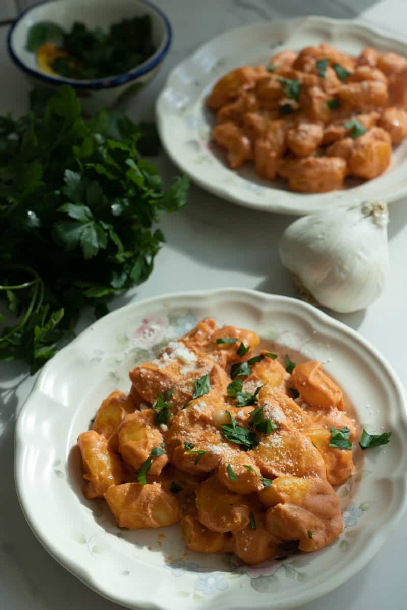 This Tomato Gnocchi with Goat Cheese is made with gnocchi, goat cheese, tomato sauce, parsley and cooked to perfection. 
