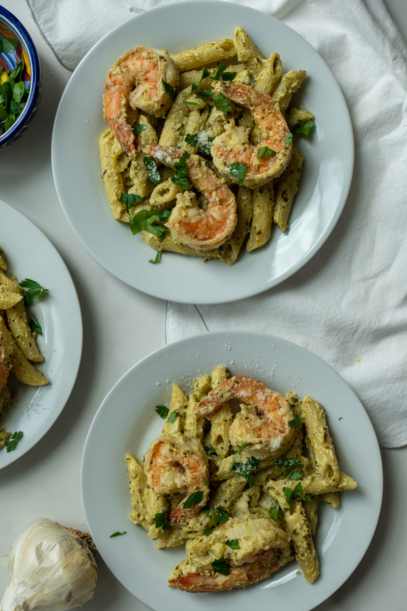 Esta Pasta al Pesto con Camarones está preparada con camarones, penne, mantequilla, ajo, limón, pesto, y queso de cabra.