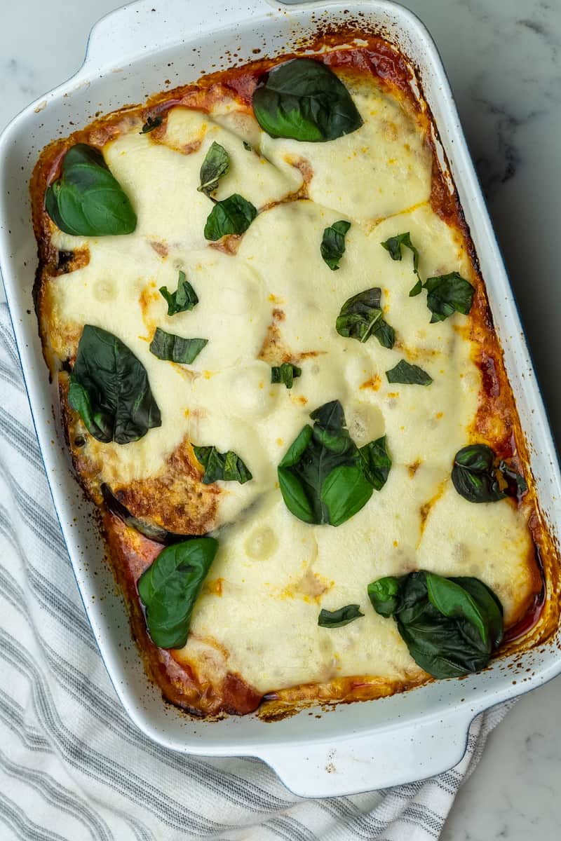 Este plato de Berenjena Parmesana está preparado con berenjenas, queso parmesano, pan rallado, mozzarella y horneado a la perfección.