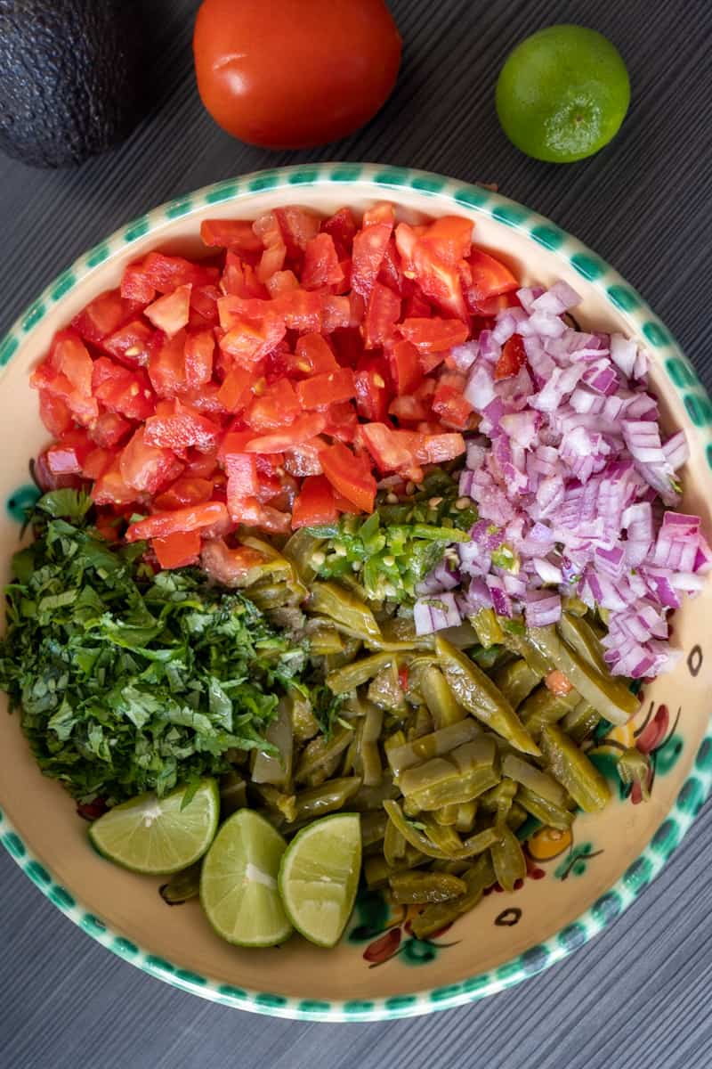 Esta Ensalada de Nopales está preparada con nopales, tomates, cebolla, cilantro, chiles serranos, limón y aceite de oliva.