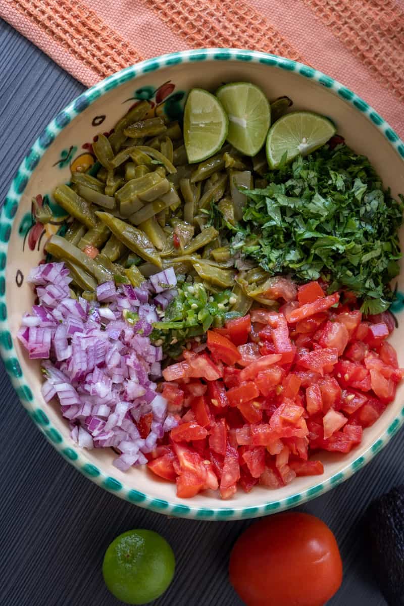 Agrega sal y pimienta a tu gusto y mezcla. Disfrute la Ensalada de Nopales.