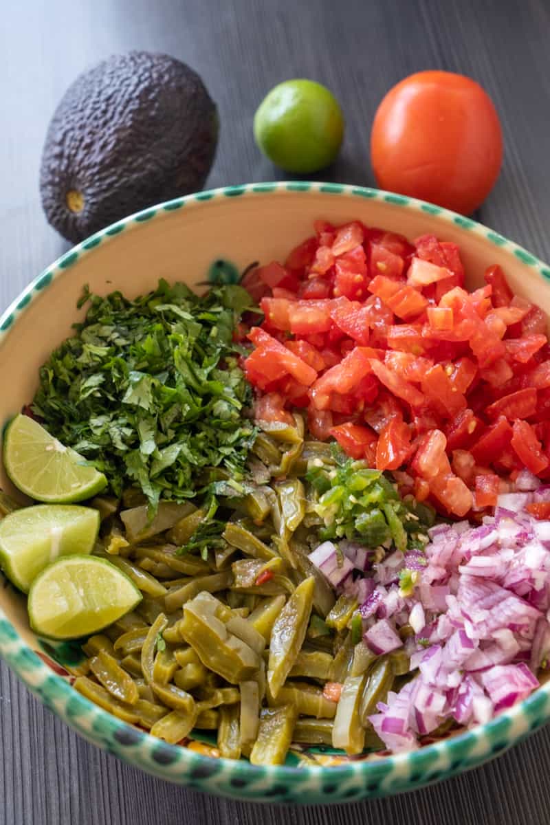 Esta Ensalada de Nopales está preparada con nopales, tomates, cebolla, cilantro, chiles serranos, limón y aceite de oliva.