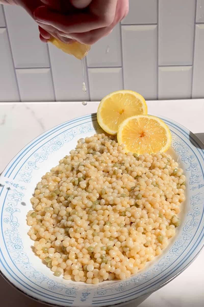 With a fork, fluff up the couscous. 