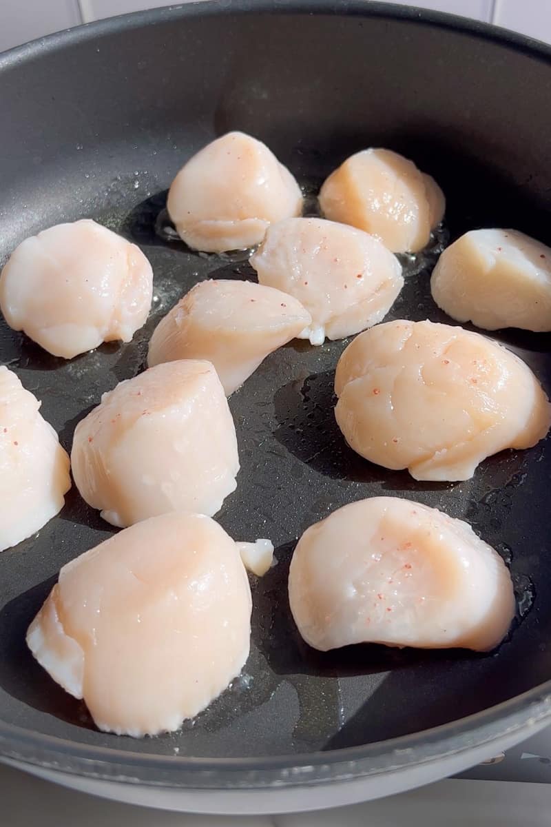 Place the scallops on a plate with a paper towel on it and place another paper towel on the top to take away the moisture. Let them rest for 10 minutes. This will avoid steaming the scallops during cooking and will sear better. Season with salt and pepper on both sides. 