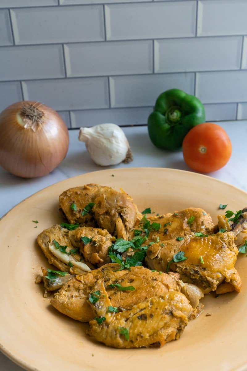 Este plato de Pollo Dominicano con Sazon y Sofrito está preparado con un pollo entero, sazón completa, adobo, sofrito y estofado a la perfección.