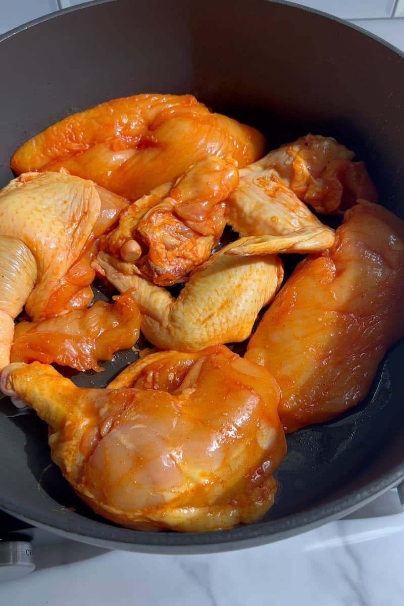 Dorar el pollo. A fuego medio alto, agregue el pollo y cocine por 4 minutos. Voltee el pollo y agregue el sofrito, las hojas de laurel y sal y pimienta si lo desea.