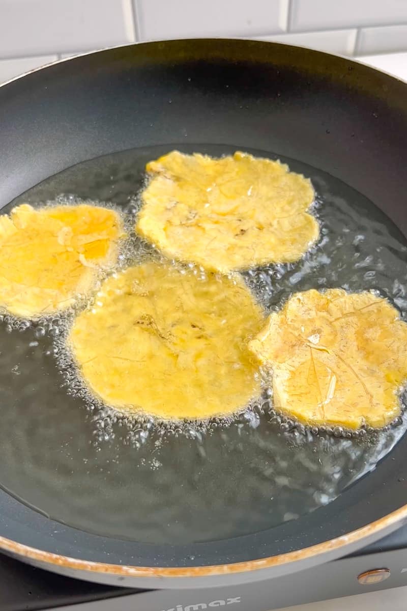 Fry the plantains. In a medium skillet, head an inch of light oil on medium heat. Add the plantains and fry for 2 to 3 minutes per side, or until golden. Transfer them to plate lined with paper towels. 