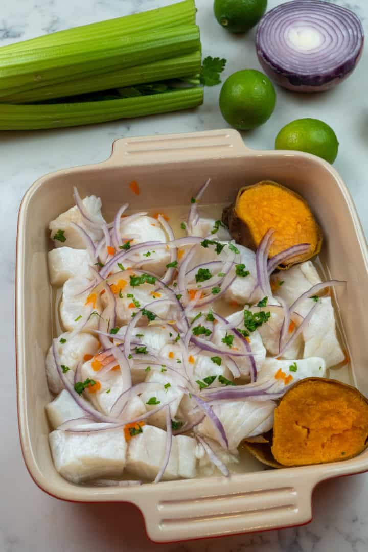 Este Ceviche Peruano con Leche de Tigre está preparado con pescado blanco, chile habanero, cebolla morada, jengibre, ajo y mucho limón.