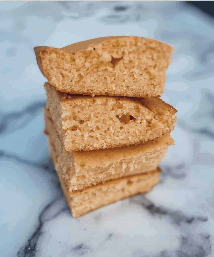 Este Pan de Maiz está preparado con harina, sémola de maíz, azúcar, polvo de hornear, leche entera, aceite y huevos.