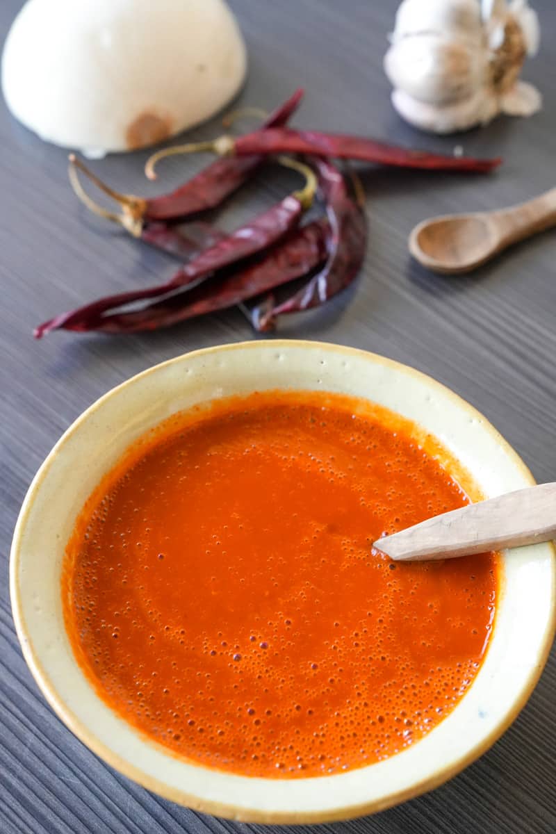 Esta Chile de Arbol Salsa Receta está preparada con chile de árbol, cebolla blanca, ajo, vinagre y agua y es muy picante y sabrosa.