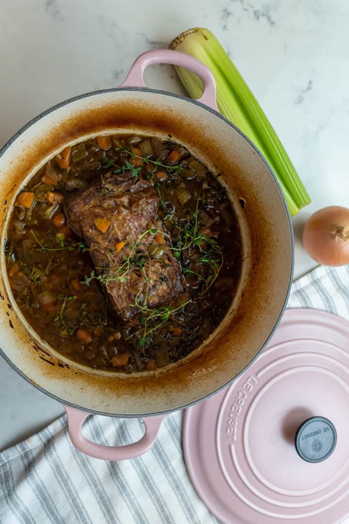 Este Carne a La Cacerola se prepara cocinando lentamente el carne de res generalmente en un horno holandés, y se prepara con muchas verduras.