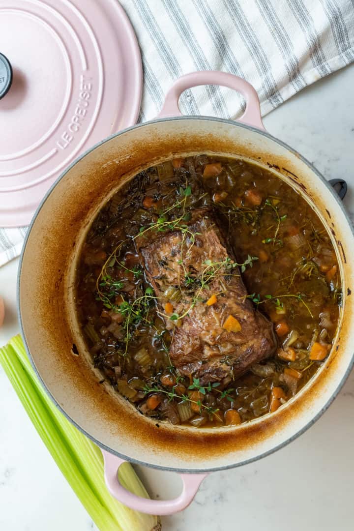 Este Carne a La Cacerola se prepara cocinando lentamente el carne de res generalmente en un horno holandés, y se prepara con muchas verduras.