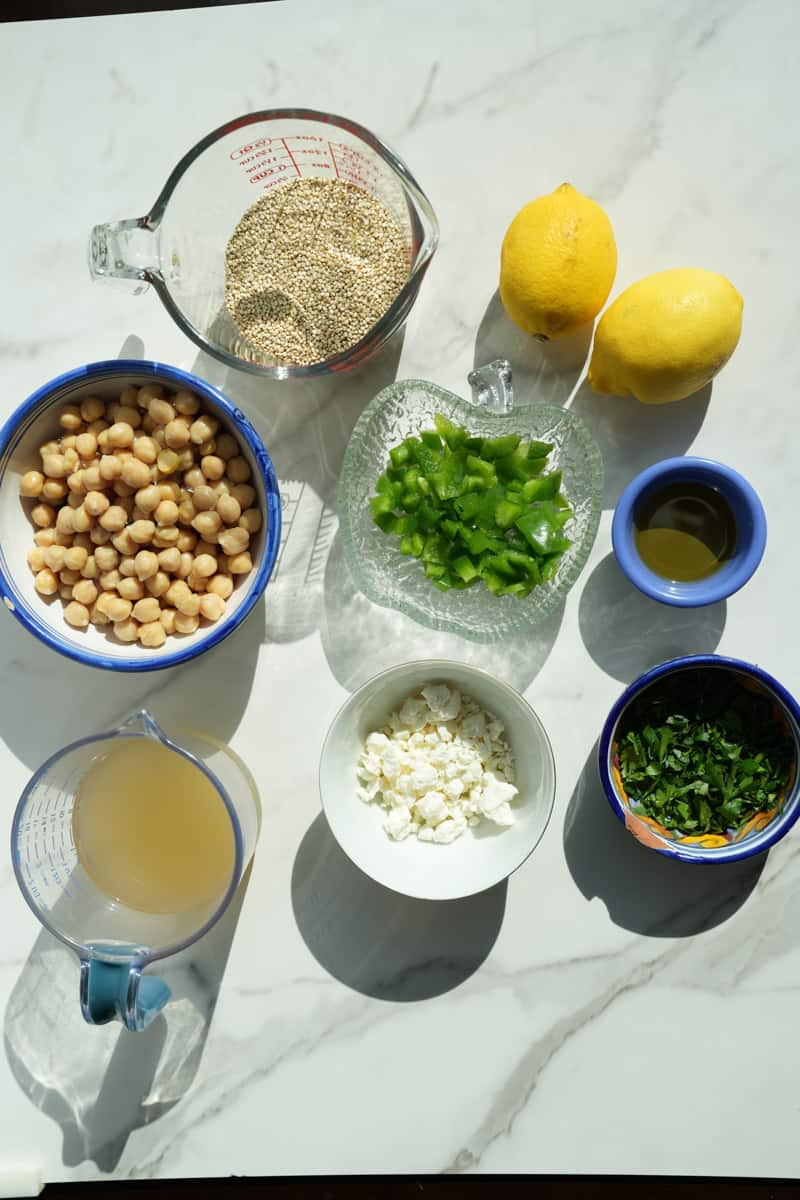 Esta Quinua Receta con Garbanzo y Queso Feta está preparado con garbanzos, queso feta, pimiento, quinua, caldo de pollo y vinagre.