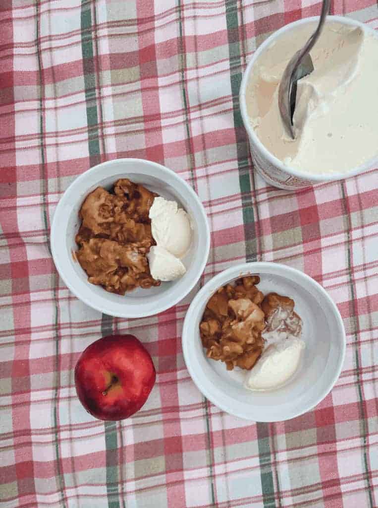 This Apple Cobbler Crisp is made with granny smith apples, maple syrup, caramel syrup, nutmeg, cinnamon, oats, and brown sugar. 