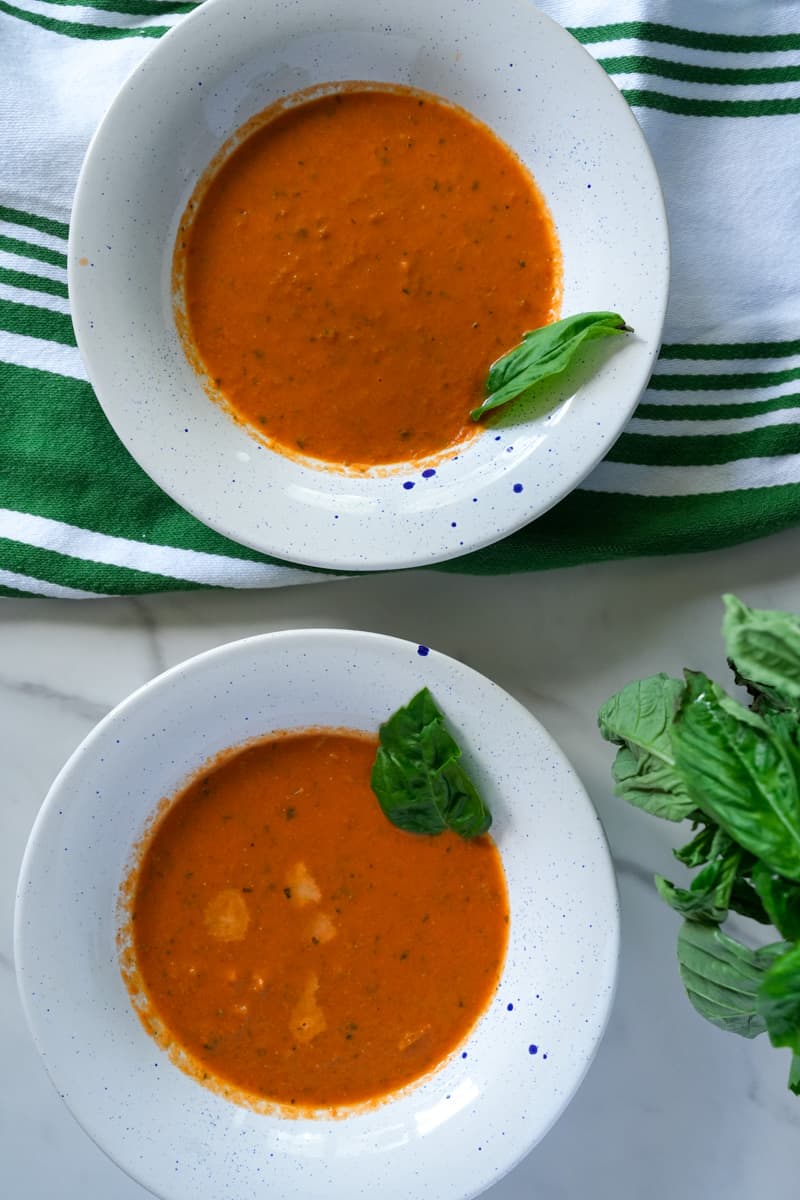 Esta Sopa de Tomate se prepara con mantequilla, cebolla, tomates San Marzano, caldo, leche y pesto.