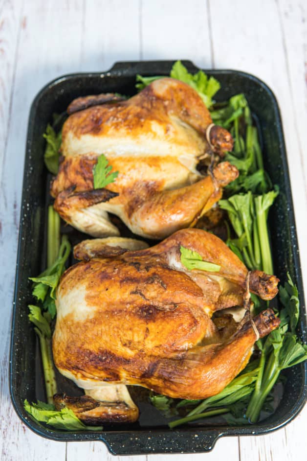 Este Pollo Rostizado con Buttermilk , o suero de leche, usa solo tres ingredientes que son un pollo entero, sal y suero de leche y se asa.