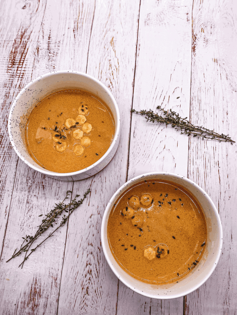 Esta es una sopa de langosta esta preparada con langosta, cebolla, apio y pimiento morrón, cebolla, apio y espesada con harina.