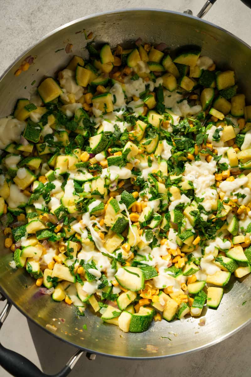 Esta Receta de Calabacitas Mexicana con Elote y Queso es un platillo vegetariano hecho con calabacín, maíz, queso y cilantro.