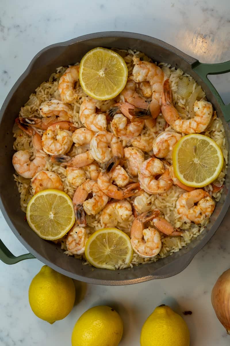 Este arroz con camarones es un plato de mariscos muy reconfortante que se prepara con vino blanco, arroz y camarones.