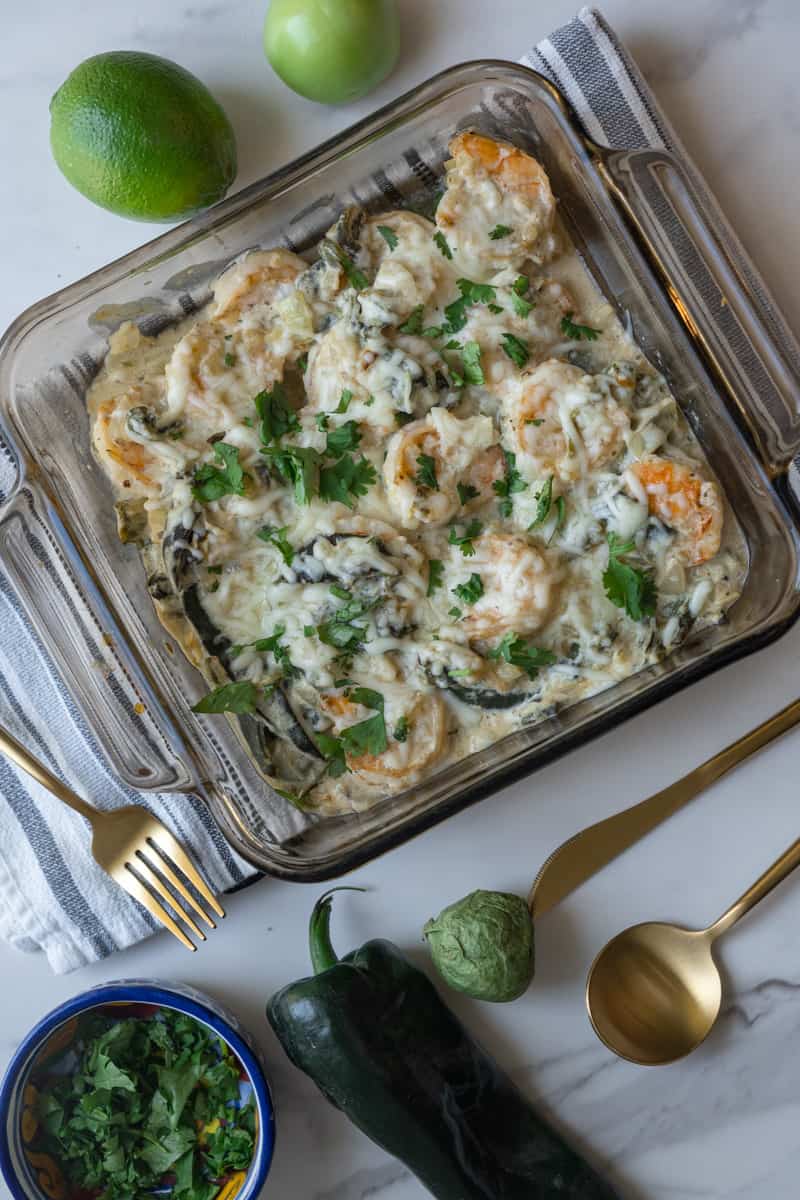 Este plato de Camarones Poblano están preparados con camarones, cebolla, ajo, salsa verde, crema agria y mucho queso.