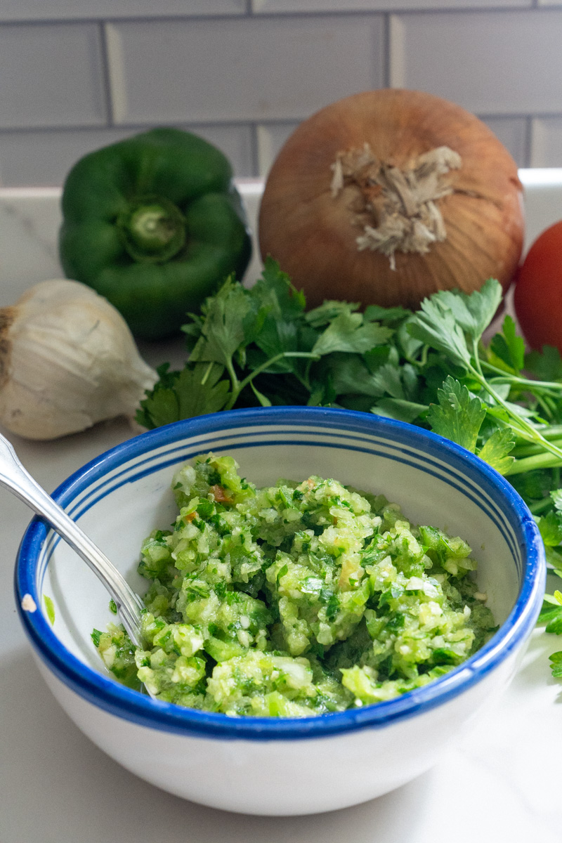 Esta Sofrito Receta Puertorriqueña está preparada con cilantro, perejil, cebolla, pimiento, ajo y tomate.