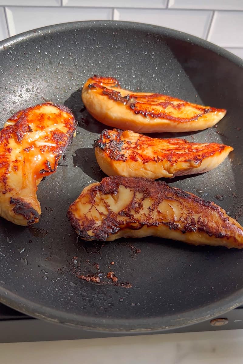 Caliente una sartén mediana a fuego medio alto. Agregue el pollo y cocine por 6 minutos en total, volteando una vez a la mitad, hasta que ya no esté rosado por dentro y la temperatura interna sea de 165 °F. Para los muslos o la pechuga, debe cocinar un poco más. Transferir a un plato de servir y cortar en trozos pequeños.