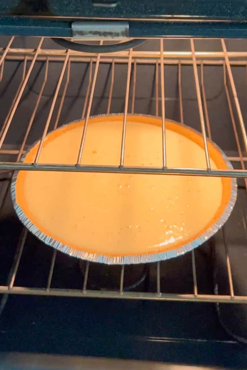 Hornee en horno precalentado durante 8 a 12 minutos, hasta que estallen pequeñas burbujas en la superficie del pastel. No dejes que se dore, sácalo si empieza a dorar.