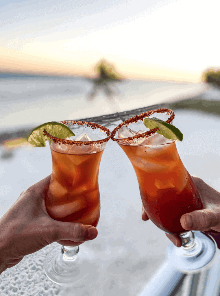 Esta michelada con clamato está preparada con cerveza mexicana, jugo de clamato, jugo de limón, salsa Inglesa y salsa picante.