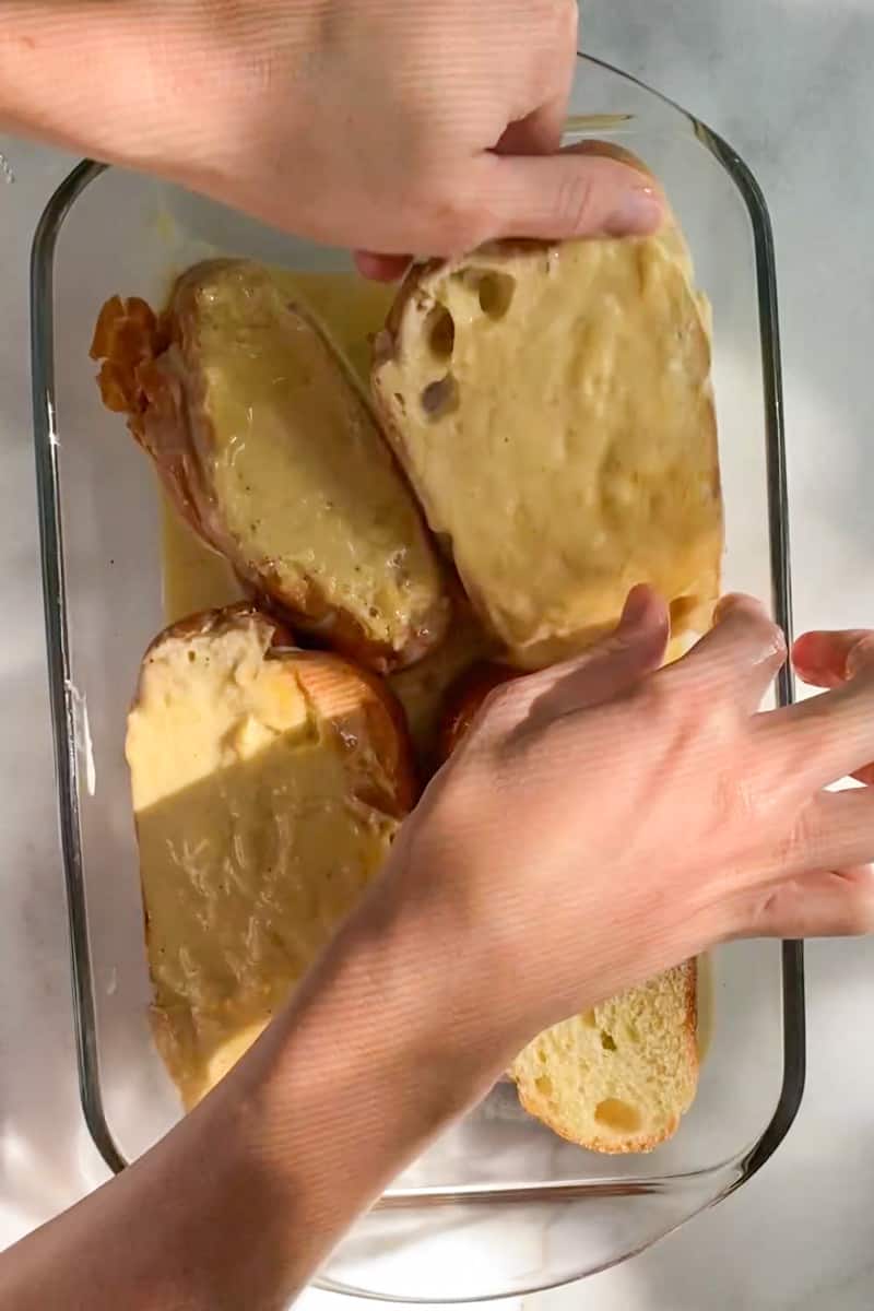 Add the bread slices in a single row in the baking pan for 15 minutes. Turn to coat and slip to the other side for another 15 minutes.