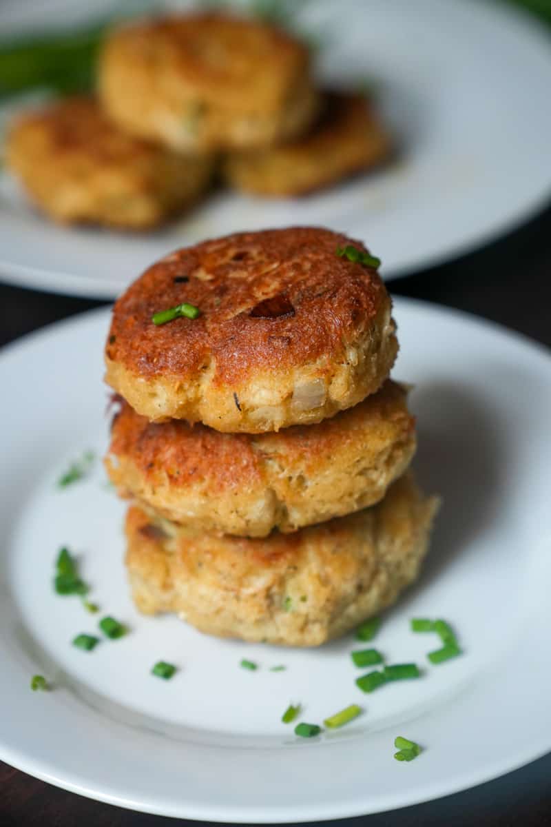 This Crab Cakes Recipe is made with crab meat, panko crumbs, shallot, mayonnaise, mustard, garlic powder, chives and fried to perfection.