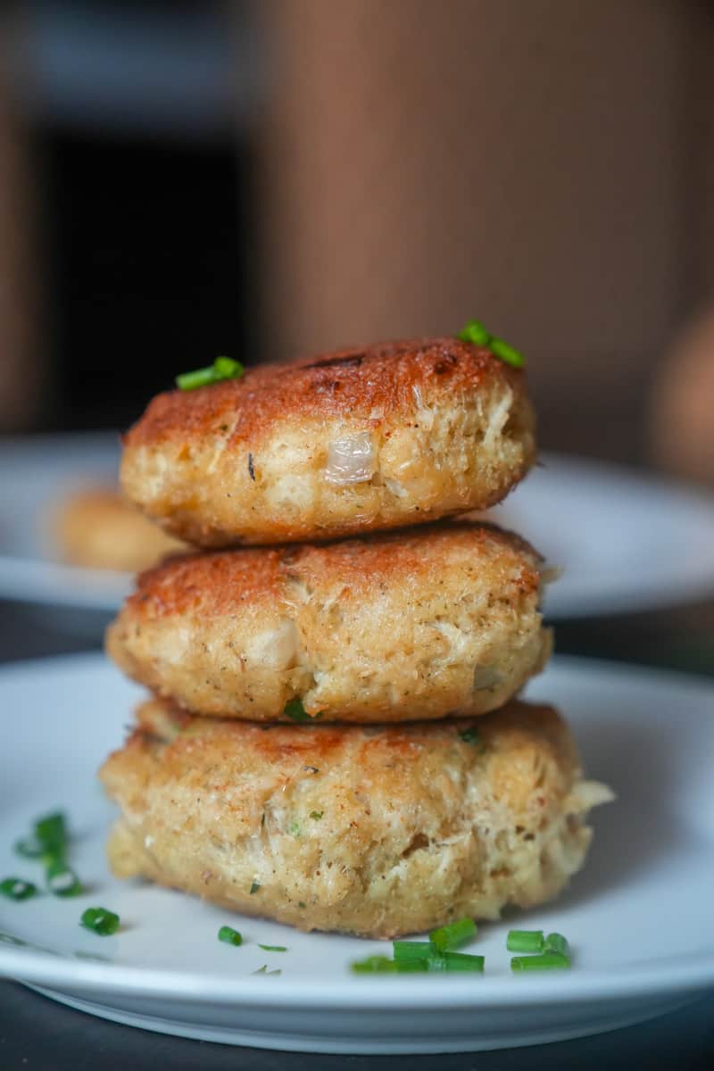 This Crab Cakes Recipe is made with crab meat, panko crumbs, shallot, mayonnaise, mustard, garlic powder, chives and fried to perfection.