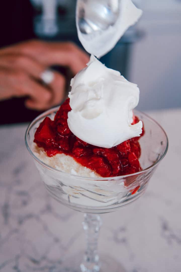 Make the sundae. Scoop 1-2 cups vanilla ice crema in a bowl. Add 2-3 tablespoons of the strawberry sauce onto the vanilla ice cream. 