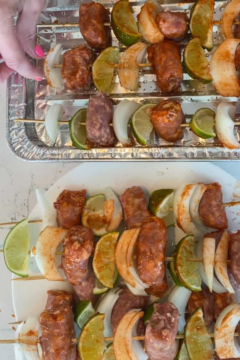 Thread the sausage, lime, and onion, alternating them.