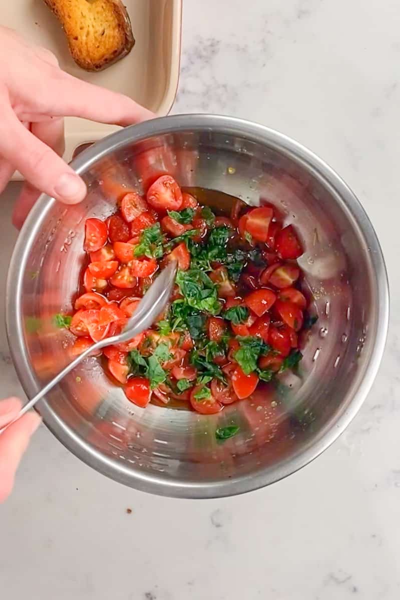 Put the cherry tomatoes, olive oil, minced garlic, basil, salt, and balsamic vinegar in a bowl and mix. Let it marinate for 30 minutes.