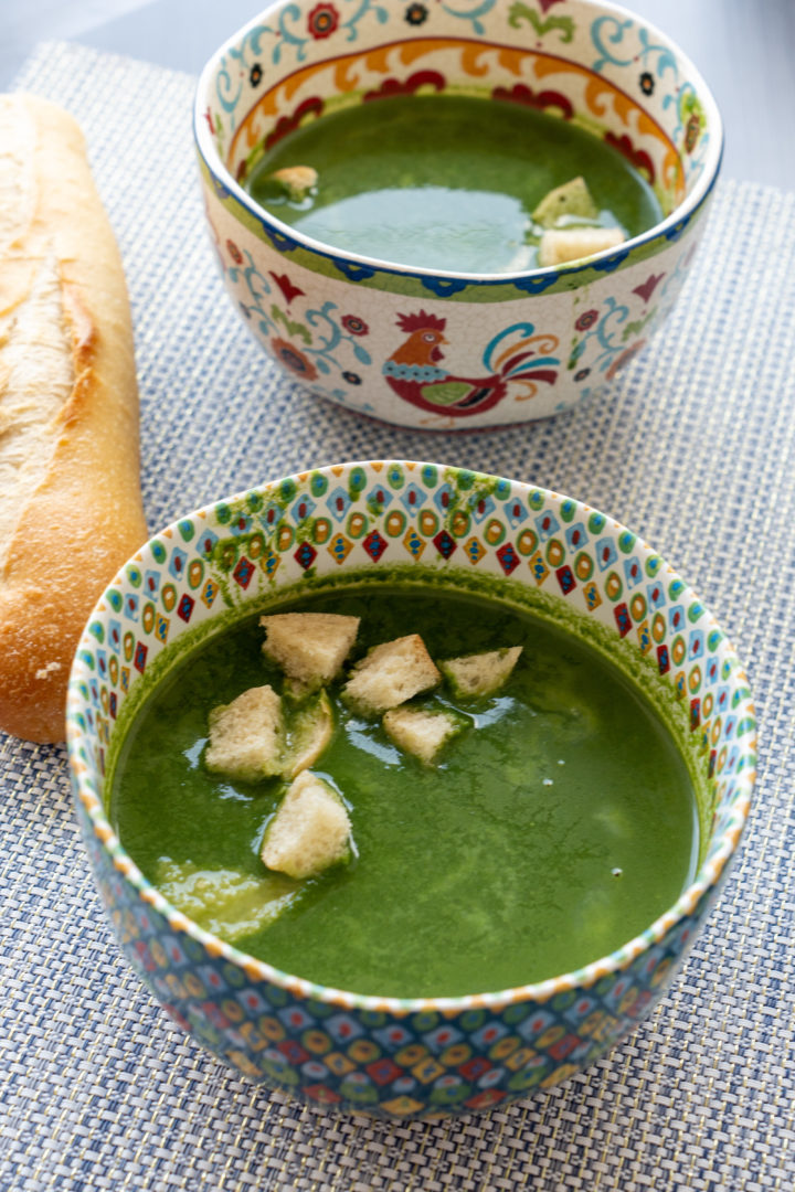 This spinach Soup Vegan is made with fresh spinach, olive oil, red onion, garlic, almond milk, cooked and blended into creamy perfection!