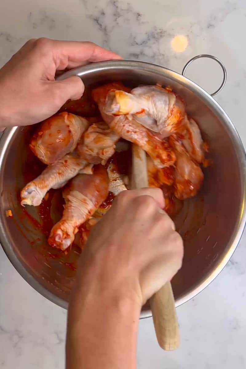 Place the chicken in the refrigerator and marinate for at least 30 minutes. The longer the better. Take the chicken out of the refrigerator until the chicken reaches room temperature.