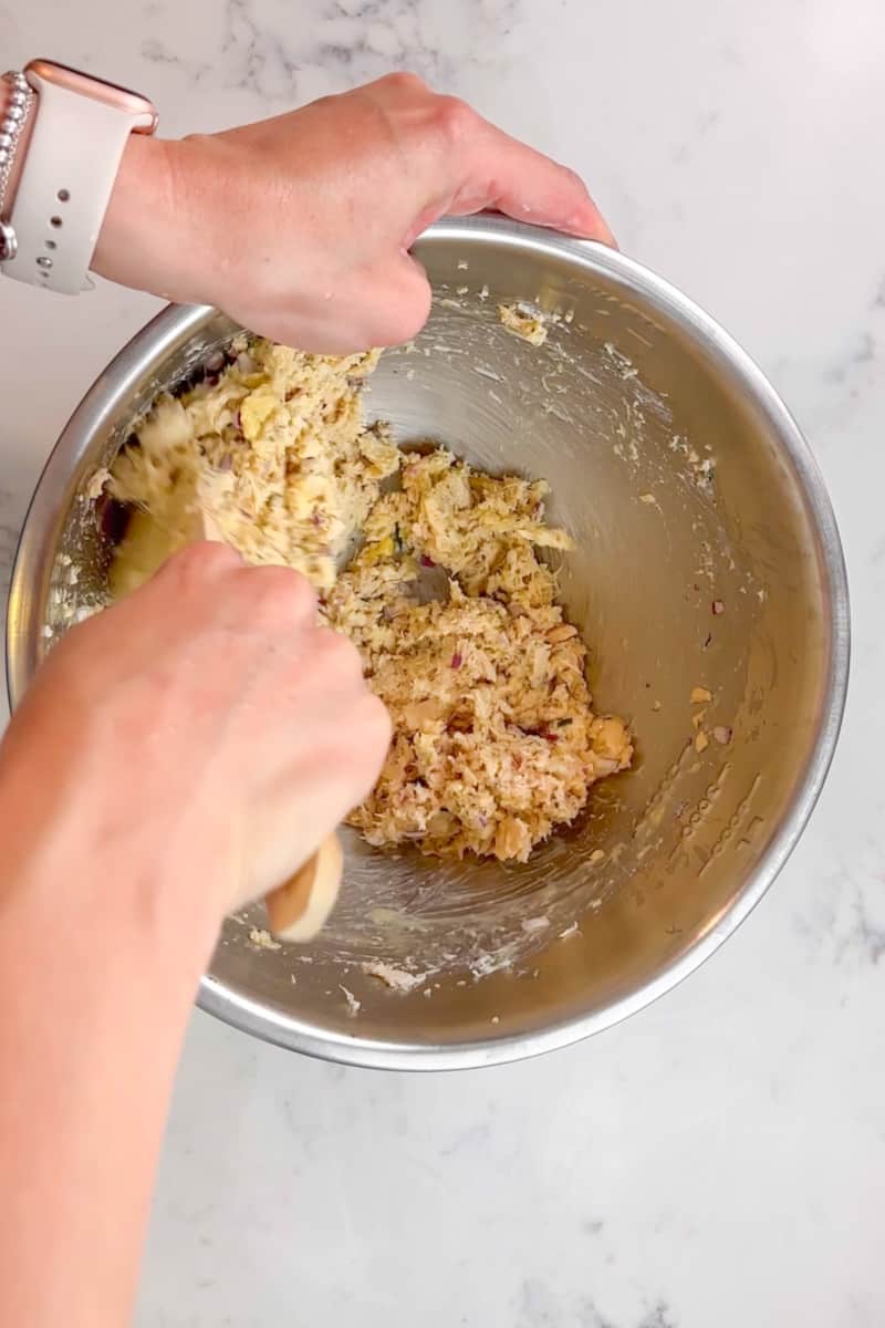 Combine the tuna meat, red onion, chives, mayonnaise, Panko crumbs, oregano, red wine vinegar, beaten eggs and olive oil and mix with a wooden spoon.