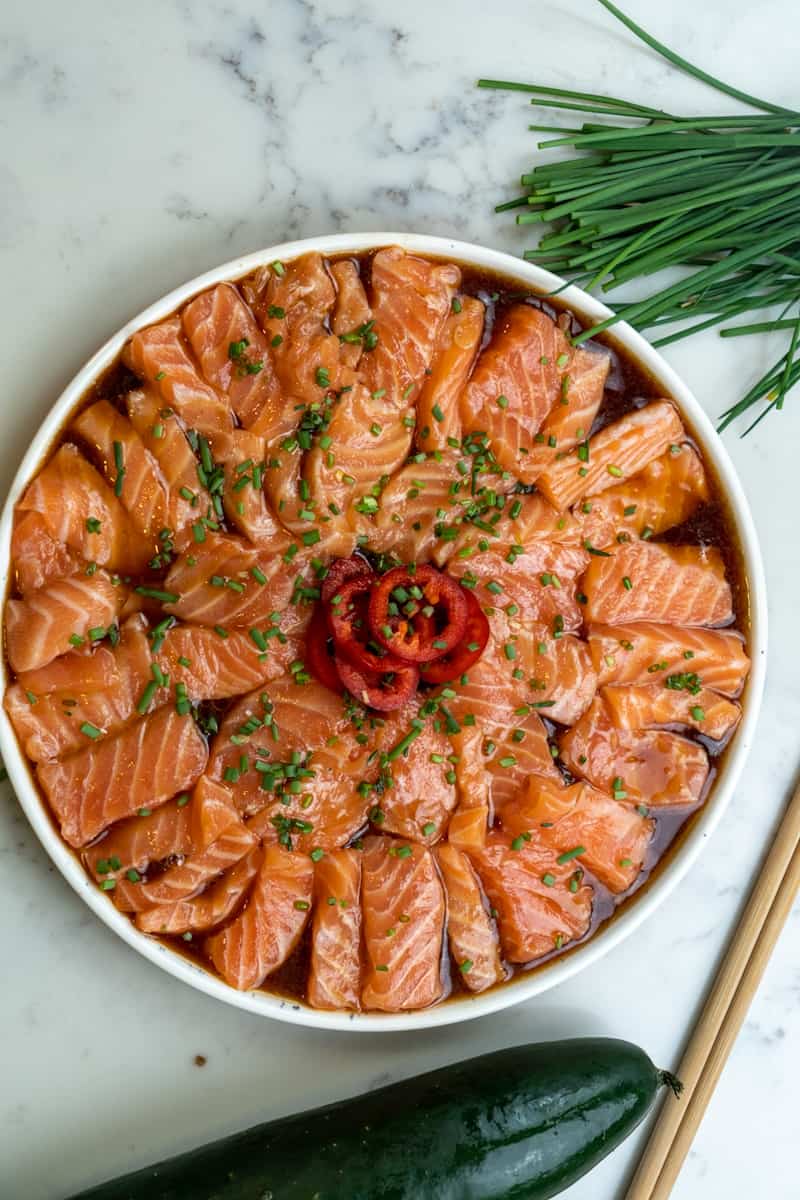 Optional: garnish with chives and chili peppers. Serve right away. Enjoy this Salmon Sashimi with Ponzu. 