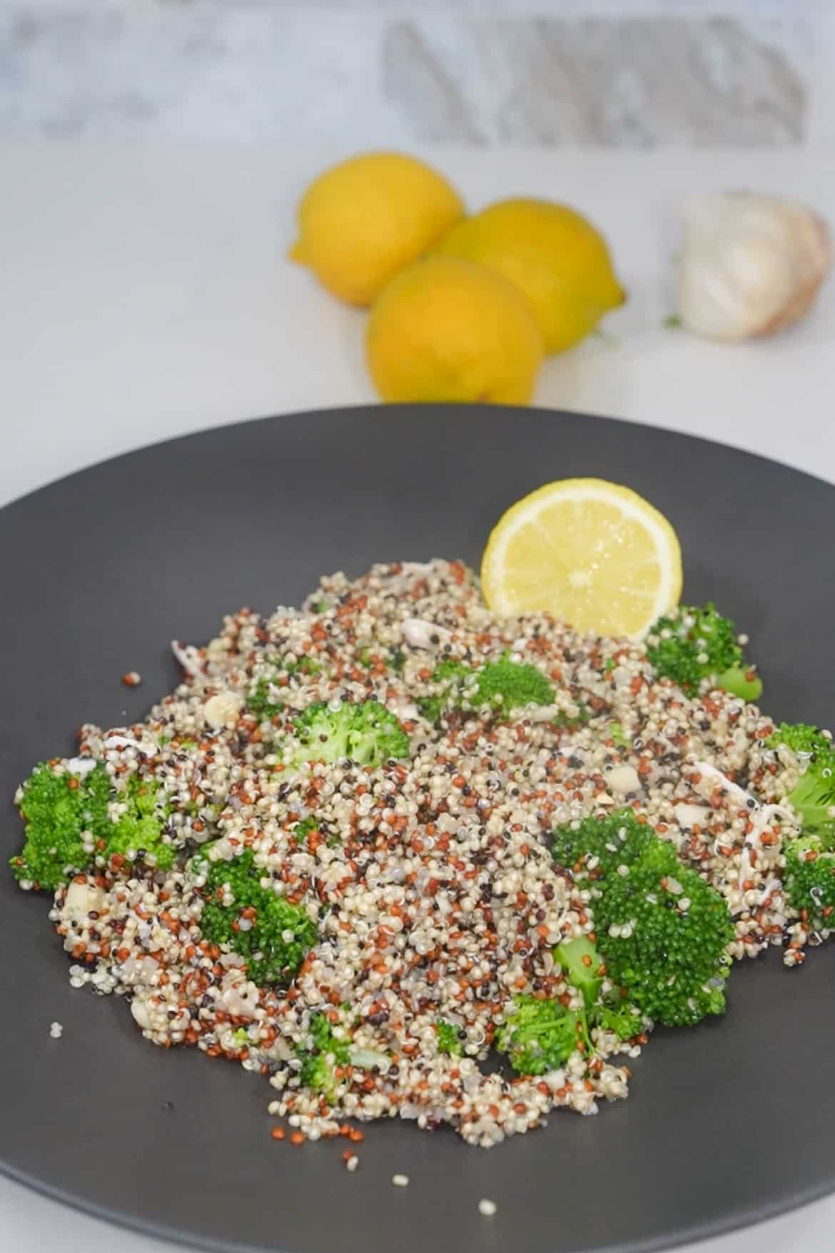 This lemon garlic quinoa bowl combines quinoa with chicken, vibrant steamed broccoli, creamy avocado, and a zesty lemon garlic dressing. 