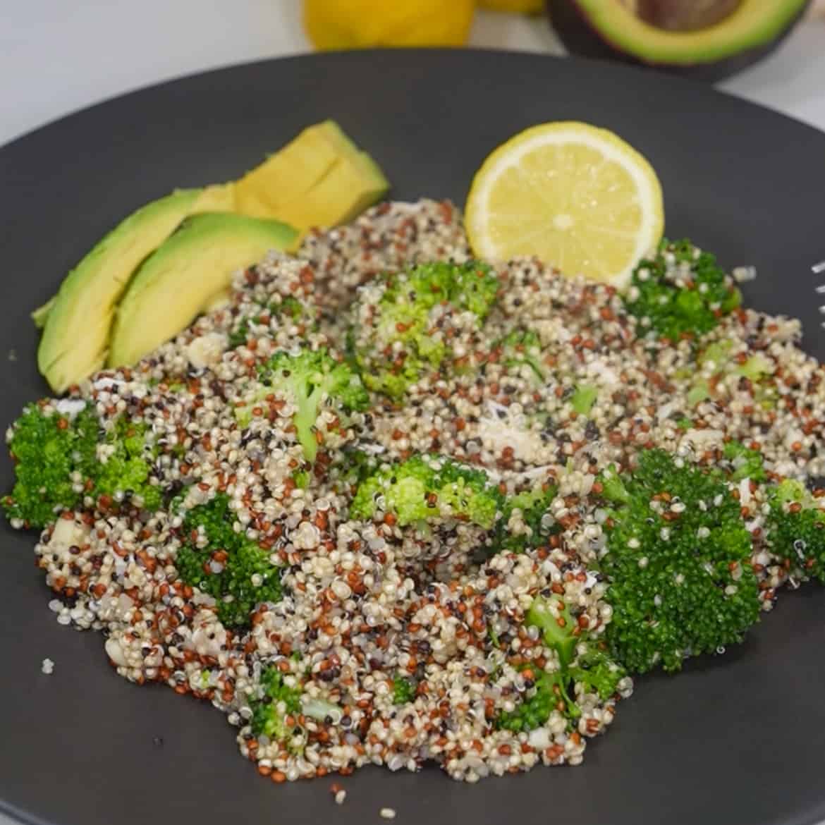 Lemon garlic quinoa: a vibrant, flavorful dish bursting with zesty lemon and aromatic garlic, served over fluffy quinoa grains.